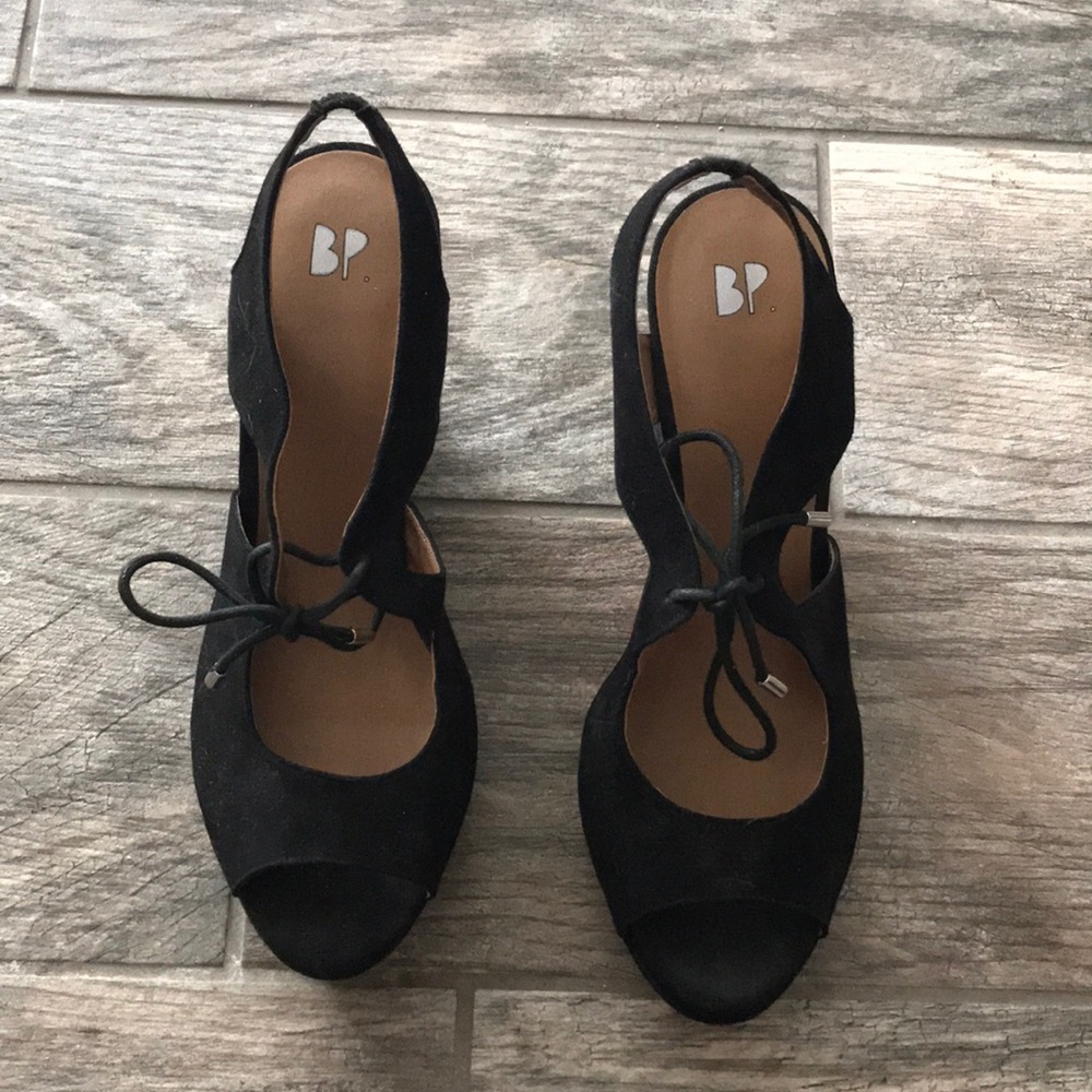 Black wedges